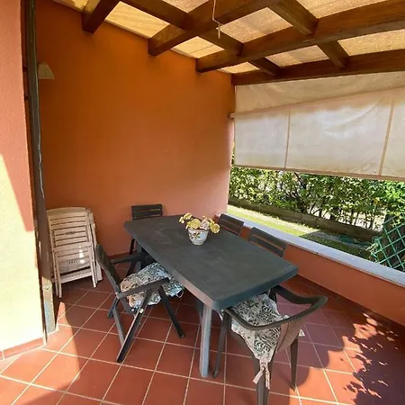 Con Ampio Giardino A Villa