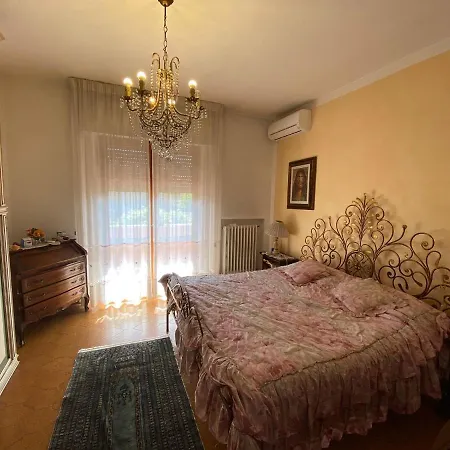 Con Ampio Giardino A Villa