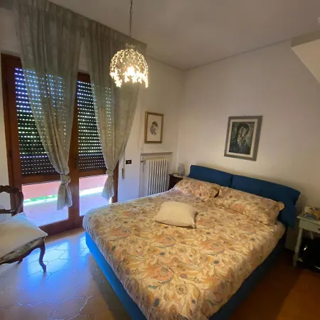 Con Ampio Giardino A Villa *