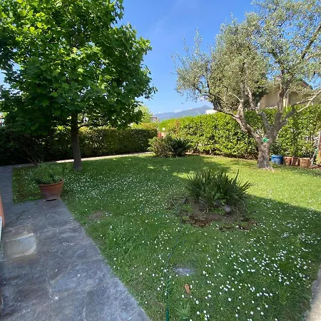 Con Ampio Giardino A Villa Forte dei Marmi