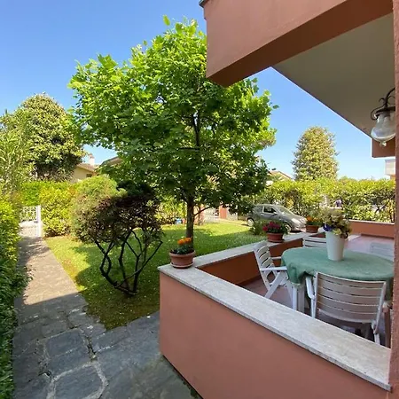 Con Ampio Giardino A Villa Forte dei Marmi