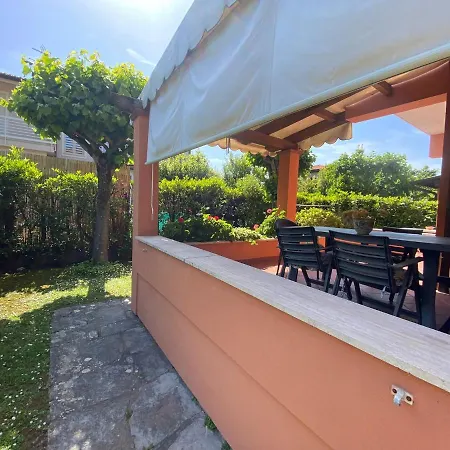 Villa Con Ampio Giardino A *