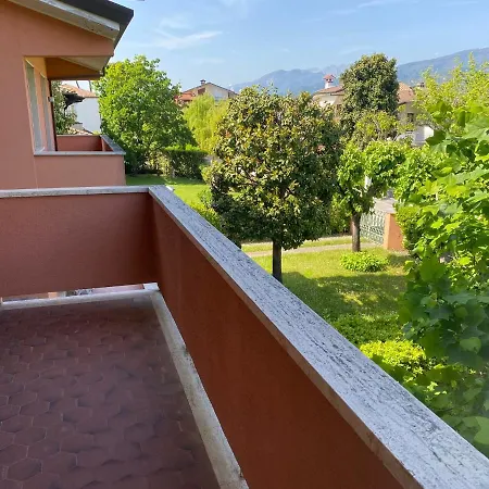 Con Ampio Giardino A Villa