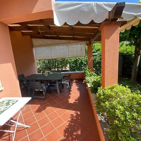 Con Ampio Giardino A Villa